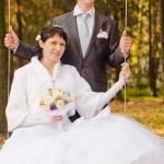 жених и невеста на качелях