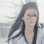 Портрет девушки волосы развивает ветер