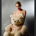 Девушка с большим игрушечным медведем