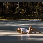 девушка лежит на льду озера