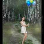 девушка с воздушными шариками в лесу