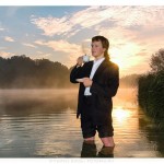 мужчина в костюме в воде с чашкой кофе